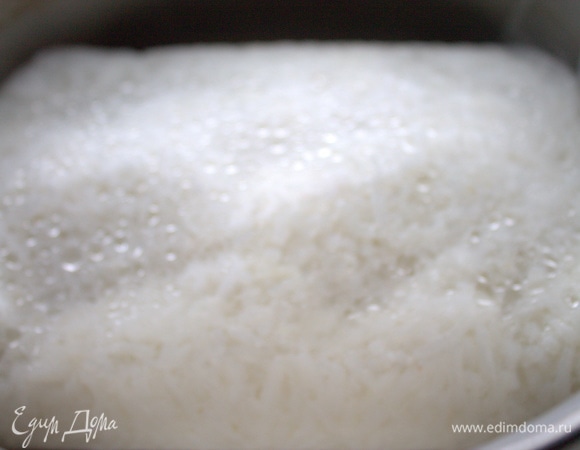 Сварить рис в пакетике до полуготовности.