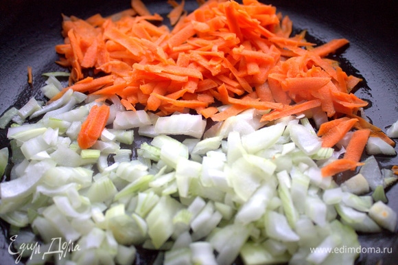 Морковь и лук натереть или нарезать.