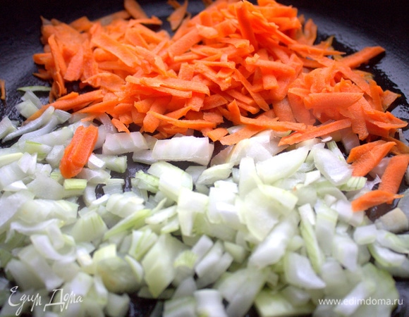 Морковь и лук натереть или нарезать.
