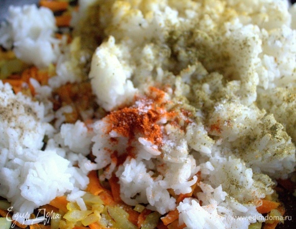 Добавить рис и специи.