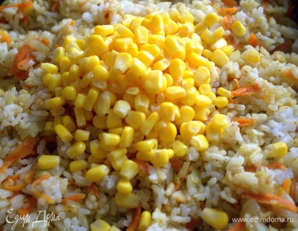Еще добавила в начинку кукурузу (0,5 банки), остальное высыпала в сковороду рядом.
