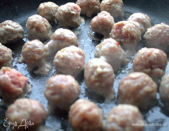 В отдельной сковороде обжарить фрикадельки. У меня из смешанного фарша: свинина и говядина, соль, перец. Заранее приготовлены, держу в заморозке.