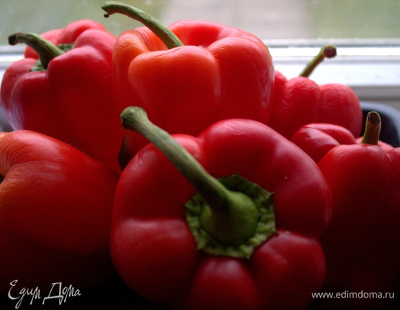 Перцы промыть, обрезать крышечки, очистить внутри.