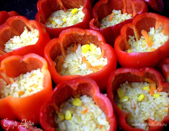 Начинаем заполнять рисовой начинкой плотно.