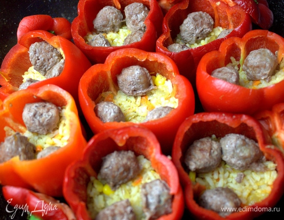 Затем — фрикадельки внутрь поровну.