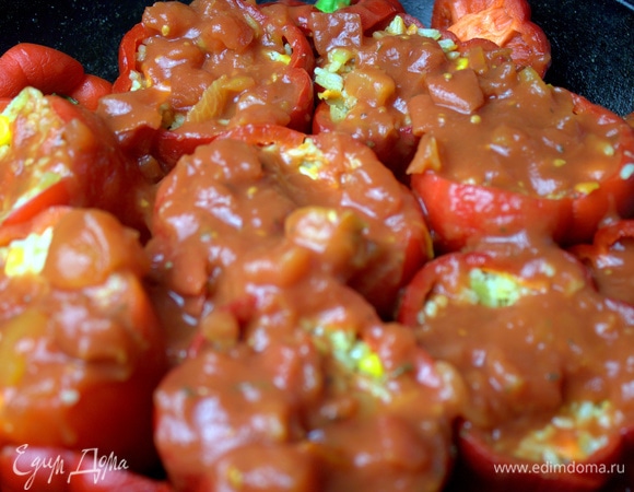 Заливаем разведенной томатной пастой. Я вылила готовые томаты, уже нарезанные.