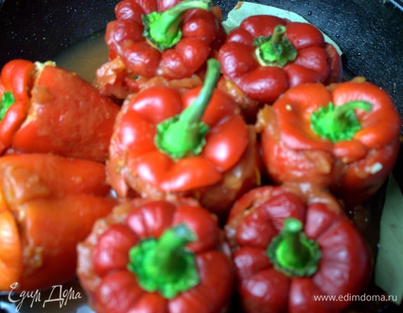 Закрываем верхушками перцев. Наливаем воду, по бокам — лавровый лист и еще чеснок.