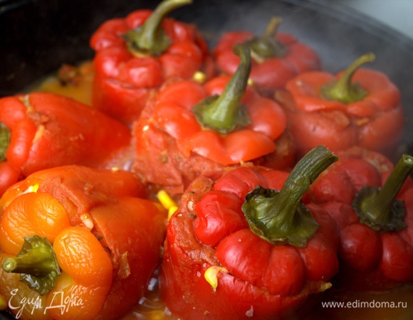 Накрыть крышкой и томить на небольшом огне 40 минут.