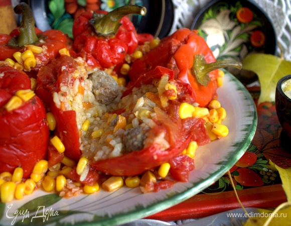 Можно полить соусом, в котором томились перцы, или предложить сметану.