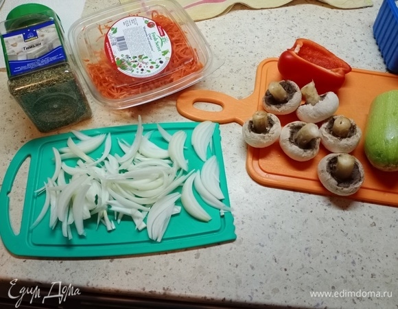 Лук нарезать перьями. Обжарить на сковороде  на растительном масле до прозрачности, обязательно чуточку посолив. Жарить 3–5 минут.       