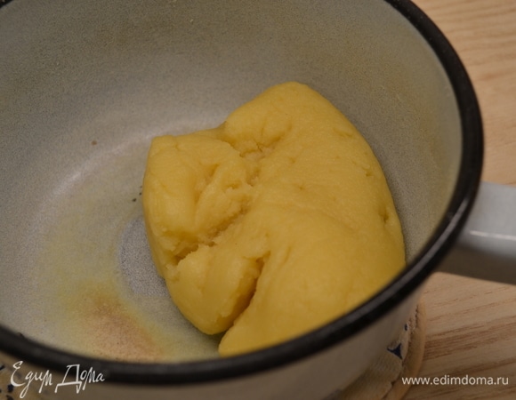В сотейник отмерить воду, сахар, соль, сливочное масло. Отдельно просеять муку. И отдельно яйца комнатной температуры, яйца слегка взбить. Сотейник поставить на огонь и довести до кипения, кипятить секунд 15, засыпать муку. Убрать с огня и замесить тесто. Поставить сотейник обратно на плиту и заваривать тесто, постоянно помешивая до тех пор, пока тесто не соберется в комок и на дне сотейника не образуется светлая корочка.