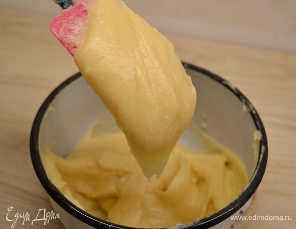 Переложить тесто в чашу миксера. Вымешивать тесто около минуты. Частями ввести яйца в 3 приема. Добавить часть, полностью вымесить, опять добавить, вымесить. После того, как ввели все яйца, вымешивать тесто еще пару минут. Оно должно быть гладким и блестящим, лениво стекать с лопатки, образуя треугольник.