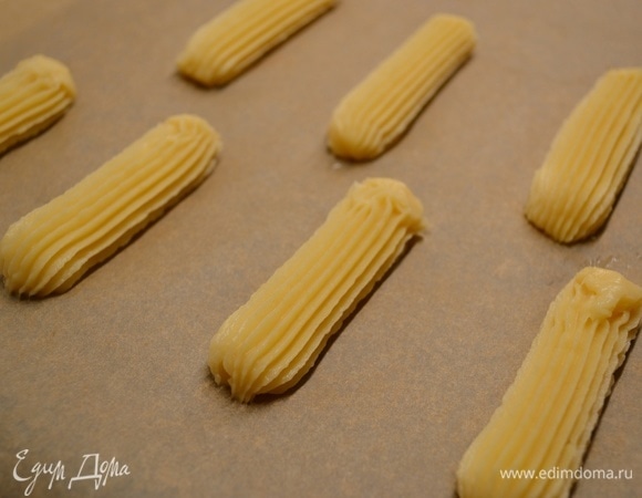 Отсадить эклеры длиной примерно 8–10 см, выпекать от 30 до 40 минут (зависит от духовки) при 180°C, режим нагрева — верх-низ без конвекции.