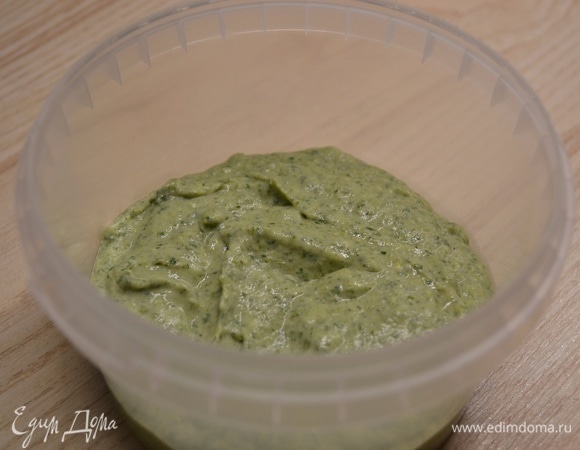 Желатин залить 40 г воды на 20 минут для набухания. Растопить в микроволновке или на водяной бане. Яйцо отварить вкрутую. Сельдь, яйцо, шпинат и хрен соединить и пробить блендером до однородности. Добавить перец и желатин. Перемешать.