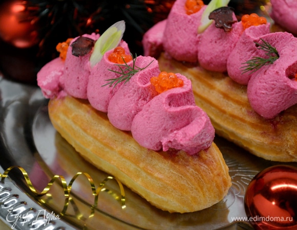 Свеклу отварить или запечь, почистить, нарезать на небольшие кусочки и пробить блендером. Пюре соединить со сливочным сыром. При необходимости добавить немного соли. Украсить эклеры сверху кремом, икрой и зеленью.