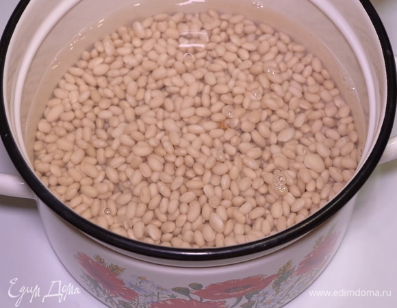 Чтобы фасоль была мягкой и чтобы значительно уменьшить время приготовления, желательно вымочить ее, как минимум, в течение 2–3 часов, а лучше — суток.