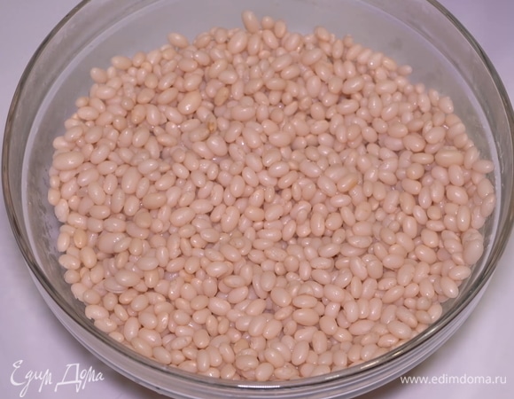 Я кладу ее с вечера в миску с чистой фильтрованной водой и отправляю на ночь в холодильник. Затем хорошо промываю, перекладываю в кастрюлю и заливаю водой так, чтобы жидкость ее полностью покрывала. Варим бобы на медленном огне около 30–40 минут. Если вода быстро испаряется, можете доливать по мере необходимости. Готовая фасоль должна статья мягкой, но ни в коем случае не развариться до состояния каши.