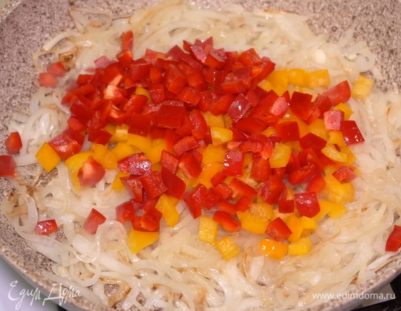 Добавляем болгарский перец, нарезанный небольшими кубиками.