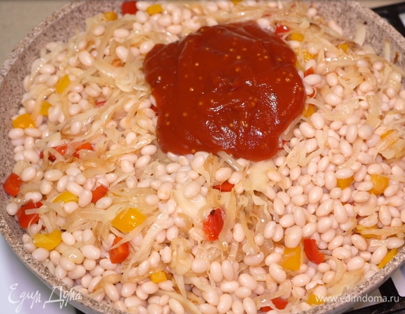 Добавляем 6 столовых ложек соуса барбекю или соуса гриль, который можно смело заменить томатной пастой.