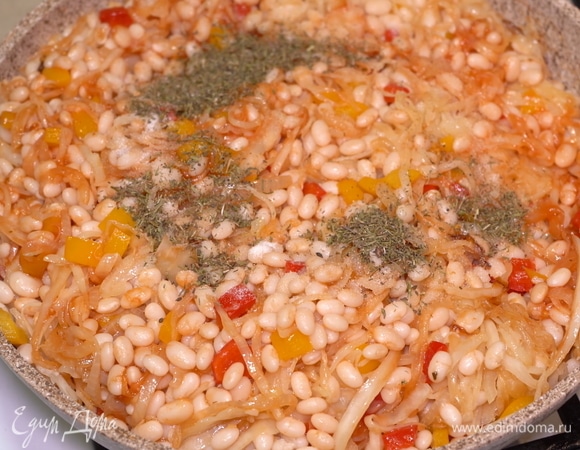 Перемешиваем, приправляем солью и сушеным тимьяном (2 чайные ложечки).