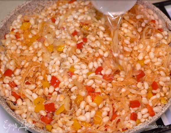 Добавляем стакан воды и накрываем крышкой ровно на 5 минут.