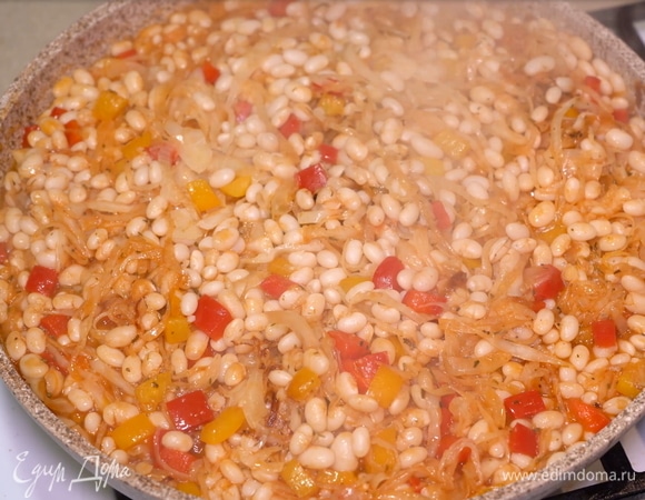 Получается ароматное постное, но очень аппетитное и сочное блюдо из белой фасоли! 