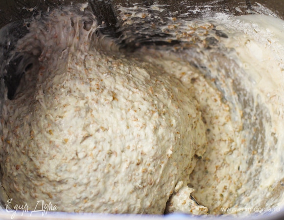 Теперь, когда опара созрела, нужно правильно замесить тесто. Смешиваем всю опару. 100 мл воды (остальные 50 мл пока не добавляем), всю муку и отруби, перемешиваем в грубую массу, накрываем, чтобы не сохла и оставляем на 30-40 минут для аутолиза.<br />
Замес. Сначала тесто будет довольно влажным и липким, но по ходу замеса будет становиться все более эластичным. Через 15 минут замеса в хлебопечи добавляем холодное сливочное масло (замерзшее, прям из холодильника) и соль. Как только добавили соль, тесто сразу стало упругим, перестало размазываться по ведерку, все подтянулось и собралось в колобок. Соль связывает воду, поэтому тесто после добавления соли стало таким упругим и подтянутым. Постепенно начинаем вливать воду. Я добавляла порциями в четыре подхода. Каждую новую порцию воды вливала, после того как тесто полностью впитало предыдущую и снова сошлось в колобок. На это ушло минут пять-семь от силы.  