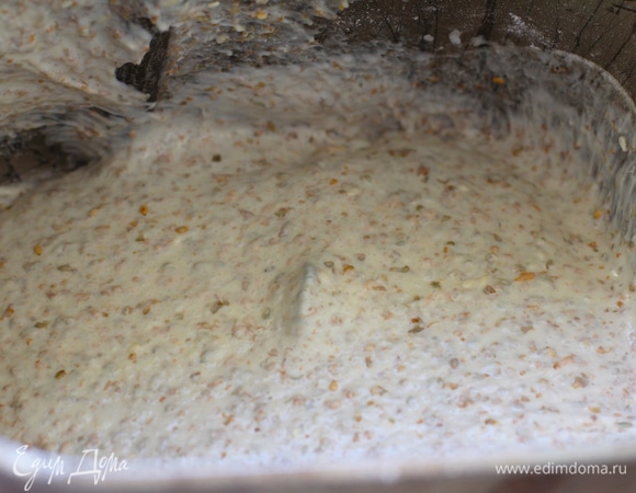 Форму Л7 смазать сливочным маслом и посыпать тонким слоем муки (французская рубашка), лишнее стряхнуть. Переложить тесто смазанными маслом руками в форму, нарыть и дать подойти 2 часа. За 40 минут до выпечки разогреть духовку до 140°C.