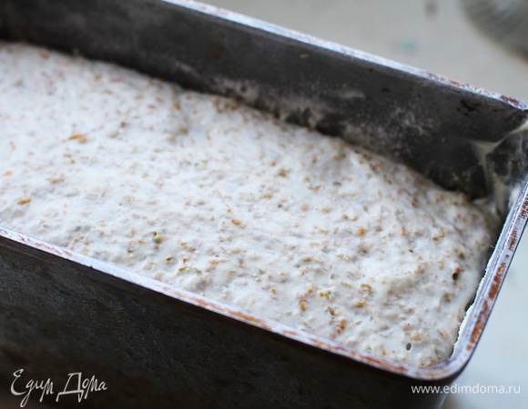 Отправляем в печь, первые 15 минут печем с паром, потом пар выпускаем, а температуру снижаем до 200°C и печем до румяности (еще минут 20–25).