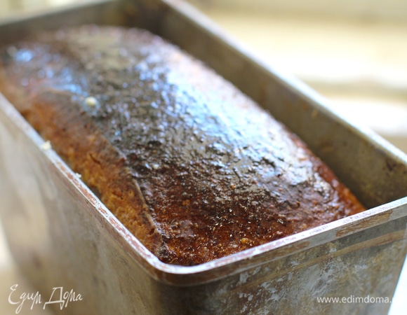 Верх готового хлеба смазать сливочным маслом. Хлеб сразу вынимаем из формы, чтобы не отмок, остужаем на решетке.