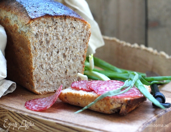 Хлеб получается некислый, с тонкой корочкой и упругим мякишем с равномерной пористостью. На срезе отчетливо видно, сколько полезных отрубей в каждом кусочке. 