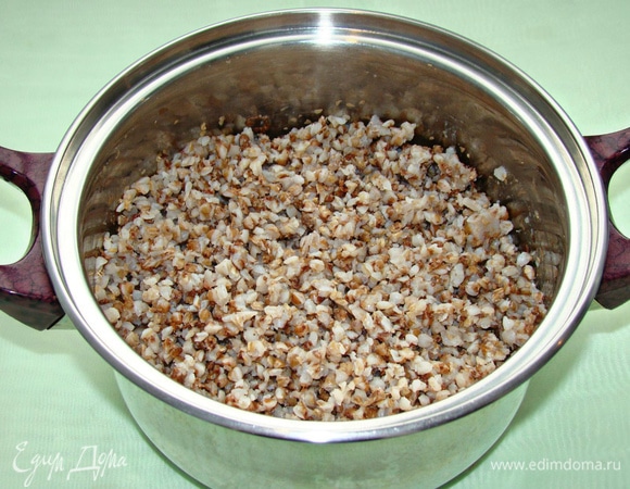 Сварить гречневую крупу.