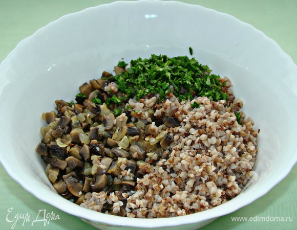 Смешать в миске лук, грибы, гречневую крупу и нашинкованную зелень.