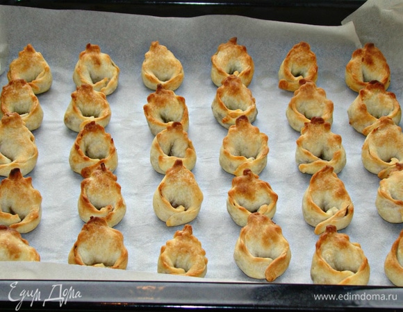 Готовые кундюбки запечь в разогретой до 200°C духовке до золотистого цвета минут 10–15.