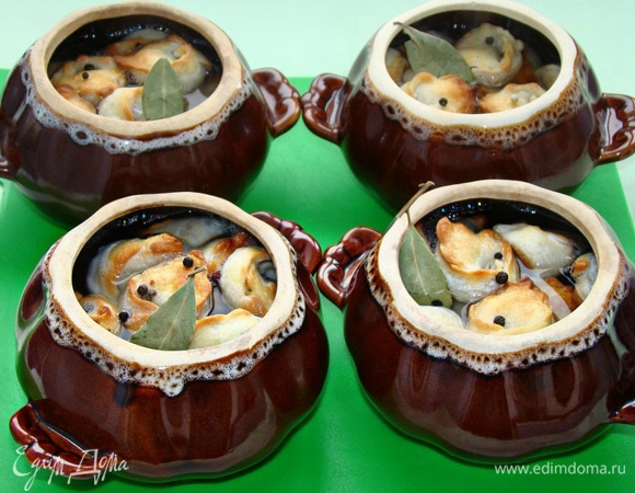 Затем разложить по горшочкам. Залить кипятком, всыпать по щепотке соли, несколько горошин черного перца и лавровому листику. Запекать в духовке или, как делали наши бабушки, в русской печи при 180°C примерно минут 25.