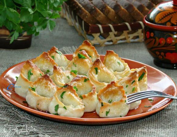 Готовые кундюбки можно подавать порционно, в горшочках или, как обычные пельмени, со сметаной. В любом варианте это будет вкусно, и ваша семья останется очень довольной.
