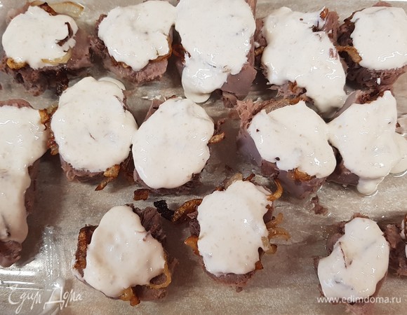 Смешать сметану с хреном и выложить на лук.