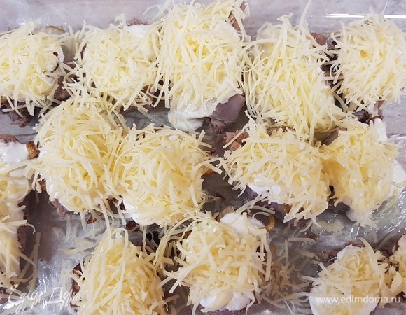 Сыр натереть на мелкой терке и выложить на сметану с хреном.