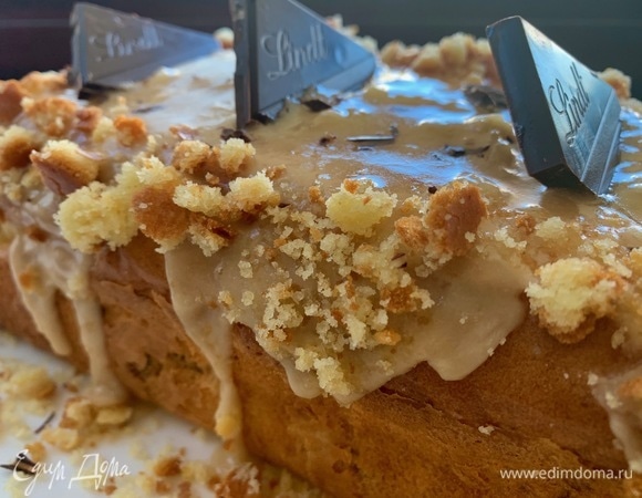 Верхушку кекса — в крошки. Посыпаю ими края.