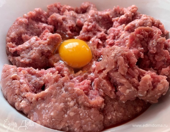 Говяжью мякоть перекрутить в фарш. Добавить соль, перец, яйцо. Важно: в начинке будет песто, соус уже содержит соль, так что учитывайте это.