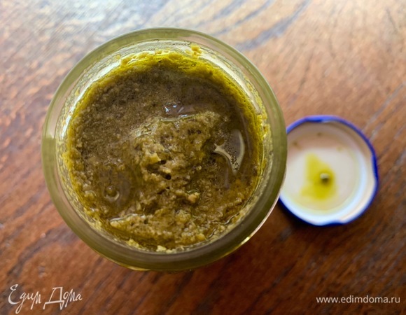 Соус песто у меня готовый. В составе — оливковое масло, пармезан, кедровые орехи.
