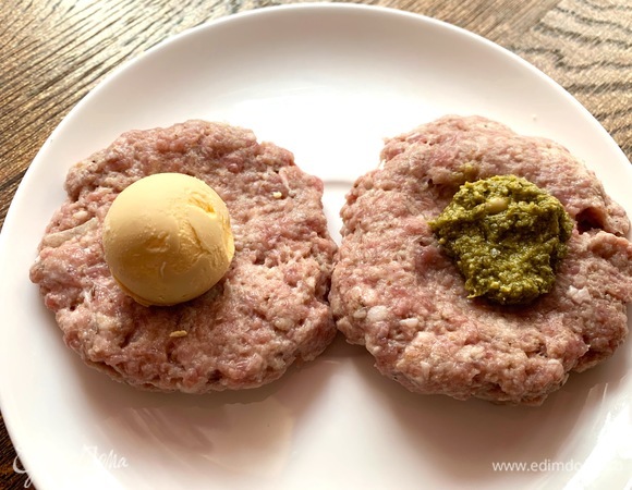 Формирую котлеты. Фарш — пополам: одна часть с яичным желтком, вторая с песто.