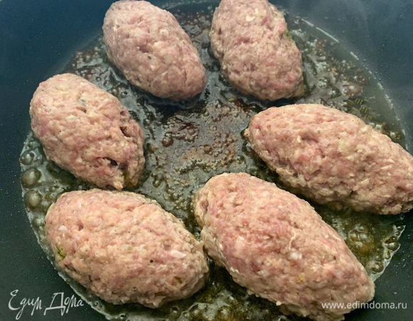 На сковородку — оливковое масло. Жарю котлеты по 3–4 минуты с каждой стороны. Мои котлеты миниатюрные. Если вы делаете крупные, время жарки увеличьте!