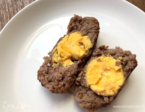 В разрезе с желтком.