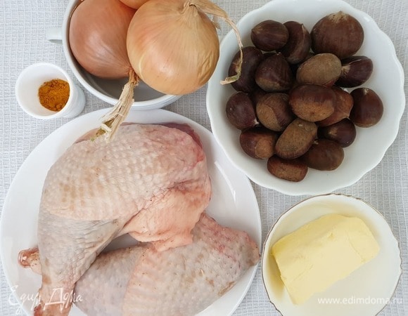 Подготовим необходимые ингредиенты. Можете взять небольшую целую курицу, у меня большие окорочка от домашней курицы.