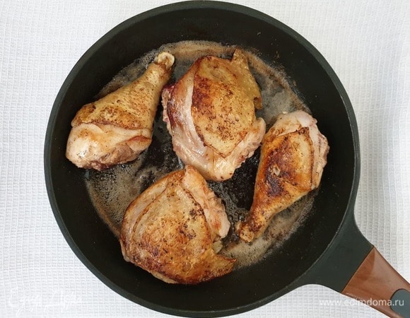 В сковороде растопить 50 г сливочного масла и быстро обжарить курицу со всех сторон. Посолить и поперчить по вкусу.