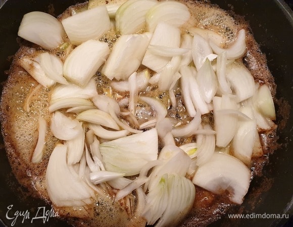 В ту же сковороду, где обжаривалась курица, положить 150 г сливочного масла и потомить лук на среднем огне до карамелизации. На это уйдет 15–20 минут. 