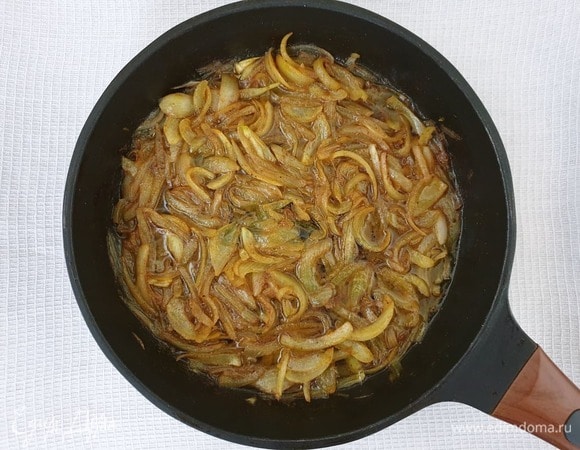 В конце приготовления лука добавить щепотку куркумы.