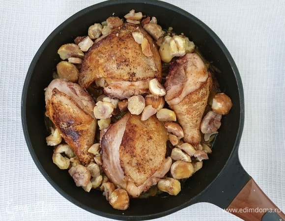 Осталось выложить в сковороду курицу и каштаны.