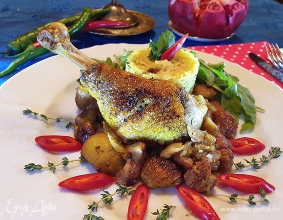 Можно подать курицу с каштанами с жасминовым рисом и зеленью. Приятного аппетита!